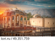 Hawa Mahal  is a harem in the palace complex of the Jaipur Maharaja, built of pink sandstone in the form of the crown of Krishna. Hawa Mahal. Стоковое фото, агентство Ingram Publishing / Фотобанк Лори