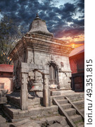 Freely walk monkey. Votive temples and shrines in a row at Pashupatinath Temple, Kathmandu, Nepal.. Pashupatinath Temple. Стоковое фото, агентство Ingram Publishing / Фотобанк Лори