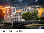 Royal Palace at the Dam Square, Amsterdam. It was built as city hall during the Dutch Golden Age in the seventeenth century.. Royal Palace at the Dam Square, Amsterdam. . Стоковое фото, агентство Ingram Publishing / Фотобанк Лори