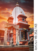 Freely walk monkey. Votive temples and shrines in a row at Pashupatinath Temple, Kathmandu, Nepal.. Pashupatinath Temple. Стоковое фото, агентство Ingram Publishing / Фотобанк Лори