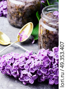 Homemade jam from the lilac. Unusual healing jam from the flowers of spring lilacs. Стоковое фото, агентство Ingram Publishing / Фотобанк Лори