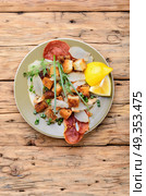 Unusual meat salad. Salad with fried bacon, croutons and Jerusalem artichoke. Стоковое фото, агентство Ingram Publishing / Фотобанк Лори