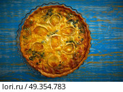 Quiche recipe with spinach and goats cheese. Quiche recipe with spinach and goats cheese on blue table. Стоковое фото, агентство Ingram Publishing / Фотобанк Лори