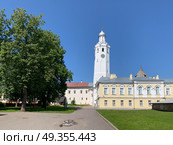 Часозвоня 1673 г на территории Новгородского кремля (Детинца) солнечным безоблачным летним днем. Стоковое фото, фотограф Елена Яворская / Фотобанк Лори