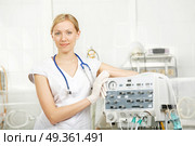 The doctor in resuscitation. The doctor with a statoscope smiles against a resuscitation interior. Стоковое фото, агентство Ingram Publishing / Фотобанк Лори
