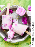 Sundae with taste of rose. Summer vanilla ice cream with fresh rose flowers. Стоковое фото, агентство Ingram Publishing / Фотобанк Лори