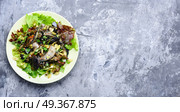 Vegetarian salad with mushrooms. Autumn salad with wild mushrooms and lettuce.Vegetarian food. Стоковое фото, агентство Ingram Publishing / Фотобанк Лори