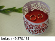 wedding rings in the round box. Стоковое фото, агентство Ingram Publishing / Фотобанк Лори