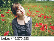 Young woman in a field of flowers . Стоковое фото, агентство Ingram Publishing / Фотобанк Лори