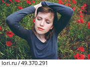 Young woman in a field of flowers . Стоковое фото, агентство Ingram Publishing / Фотобанк Лори
