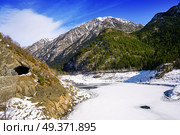 Benasque frozen reservoir Paso Nuevo in Pyrenees of Spain. Стоковое фото, агентство Ingram Publishing / Фотобанк Лори