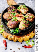 Roasted beef meatballs in cast-iron skillet.Delicious cutlet. Delicious meatballs in frying pan. Стоковое фото, агентство Ingram Publishing / Фотобанк Лори