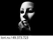 Белая театральная маска в темноте. Стоковое AI-изображение, AI-художник Александр Жуков / Фотобанк Лори