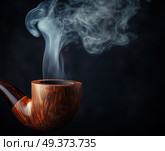 Дымящаяся деревянная трубка на черном фоне. Стоковое AI-изображение, AI-художник Александр Жуков / Фотобанк Лори