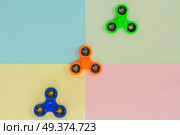 trendy fidget spinners - styled flat lay scene with set of generic design spinners. fidget spinner, popular relaxing toy, generic design. Стоковое фото, агентство Ingram Publishing / Фотобанк Лори