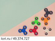 trendy fidget spinners - styled pop art flat lay scene with generic design spinners on blue and pink background, retro toned. fidget spinner, popular relaxing toy, generic design. Стоковое фото, агентство Ingram Publishing / Фотобанк Лори