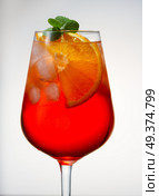 Glass of spritz coctail long drink close up. Glass of spritz. Стоковое фото, агентство Ingram Publishing / Фотобанк Лори
