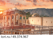 Hawa Mahal  is a harem in the palace complex of the Jaipur Maharaja, built of pink sandstone in the form of the crown of Krishna. Стоковое фото, агентство Ingram Publishing / Фотобанк Лори