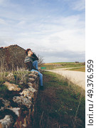 Young redhead woman enjoying the day in nature. Стоковое фото, агентство Ingram Publishing / Фотобанк Лори