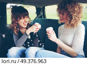 Two young women doing together a road trip . Стоковое фото, агентство Ingram Publishing / Фотобанк Лори