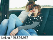Two young woman doing together a road trip . Стоковое фото, агентство Ingram Publishing / Фотобанк Лори