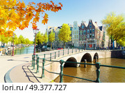 houses of Amsterdam Netherlands over canal ring landmark in old european city, Amsterdam fall scenery. Houses of Amstardam, Netherlands. Стоковое фото, агентство Ingram Publishing / Фотобанк Лори