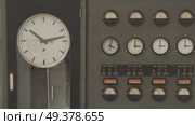 Old clock and measure electricity. Стоковое видео, видеограф Михаил Коханчиков / Фотобанк Лори
