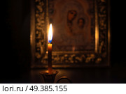 Свеча перед иконой Богоматери с младенцем Иисусом. Стоковое фото, фотограф Лариса Веселова / Фотобанк Лори