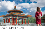 girl tourist travels to Beijing. Beihai Park. China. Стоковое фото, агентство Ingram Publishing / Фотобанк Лори