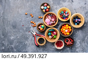 Colorful style beads for making jewelry.Fashion beads.Hobby. Colorful beads in wooden bowls. Стоковое фото, агентство Ingram Publishing / Фотобанк Лори