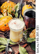 Pumpkin spice coffee with whipped cream.Autumn coffee.Coffee drink.Autumn hot drink. Pumpkin spice coffee. Стоковое фото, агентство Ingram Publishing / Фотобанк Лори