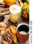Pumpkin spice latte.Cup with autumn coffee.Coffee drink. Pumpkin spice latte. Стоковое фото, агентство Ingram Publishing / Фотобанк Лори