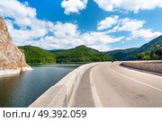 Vidraru artificial lake and dam on Arges river in Transylvania, Romania.  Highway in the Carpathian mountains, Fagaras ridge. Hydro electric power station. Стоковое фото, агентство Ingram Publishing / Фотобанк Лори