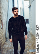 Young bearded man, model of fashion, walking in urban background wearing casual clothes. Guy with beard and modern hairstyle in the street. Стоковое фото, агентство Ingram Publishing / Фотобанк Лори