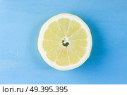 Fresh lemon citrus fruit slice on blue bakground. Fresh lemon fruit. Стоковое фото, агентство Ingram Publishing / Фотобанк Лори