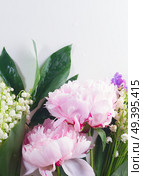 Floral border of fresh flowers - lilac, peonies and lilly of the walley flowers close up. Floral borders. Стоковое фото, агентство Ingram Publishing / Фотобанк Лори