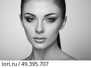 Beautiful Young Woman with Clean Fresh Skin. Perfect Makeup. Beauty Fashion. Eyelashes. Cosmetic Eyeshadow. Highlighting. Cosmetology, Beauty and Spa. Стоковое фото, агентство Ingram Publishing / Фотобанк Лори