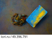 Colorful rag and diffuser pads on oxide painted background. Стоковое фото, агентство Ingram Publishing / Фотобанк Лори