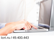 someone hands taping on modern laptop keyboard. hands on laptop keyboard. Стоковое фото, агентство Ingram Publishing / Фотобанк Лори