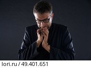 Priest praying hands with rosary beads male. Стоковое фото, агентство Ingram Publishing / Фотобанк Лори