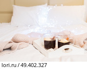 Breakfast in bed for two - tray with cup of coffee and sweet marshmallows, cozy hygge home style. Breakfast in bed. Стоковое фото, агентство Ingram Publishing / Фотобанк Лори