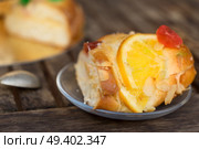 piece of Roscon de Reyes traditional spanish cake for Epiphany Day. Roscon del Reyes. Стоковое фото, агентство Ingram Publishing / Фотобанк Лори