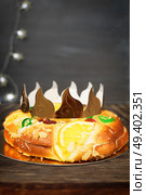 Roscon de Reyes traditional spanish sweet cake wih crown for Epiphany festivites. Roscon del Reyes. Стоковое фото, агентство Ingram Publishing / Фотобанк Лори