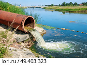 Загрязненная вода из канализационной системы сбрасывается в реку, вызывая загрязнение окружающей среды. Стоковое AI-изображение, AI-художник Александр Бушков / Фотобанк Лори