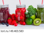 Colorful smoothy drinks in jars with igredients close up. Fresh smoothy drink with igredients. Стоковое фото, агентство Ingram Publishing / Фотобанк Лори
