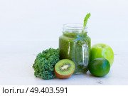 Fresh smoothy green healthy drink in glass jar with igredients. Fresh green smoothy drink. Стоковое фото, агентство Ingram Publishing / Фотобанк Лори