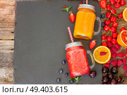 Fresh smoothy citrus and berry drinks with igredients and copy space. Fresh smoothy drink with igredients. Стоковое фото, агентство Ingram Publishing / Фотобанк Лори