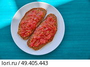 Bread toasted slices with grated tomato Catalonia style pan tomaquet. Стоковое фото, агентство Ingram Publishing / Фотобанк Лори