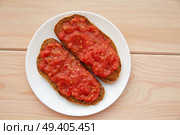 Bread toasted slices with grated tomato Catalonia style pan tomaquet. Стоковое фото, агентство Ingram Publishing / Фотобанк Лори