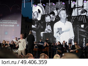 Чтение стихов Антоном Шагиным в сопровождении народного оркестра на книжном фестивале на Красной площади. Редакционное фото, фотограф Галина Эмберг / Фотобанк Лори